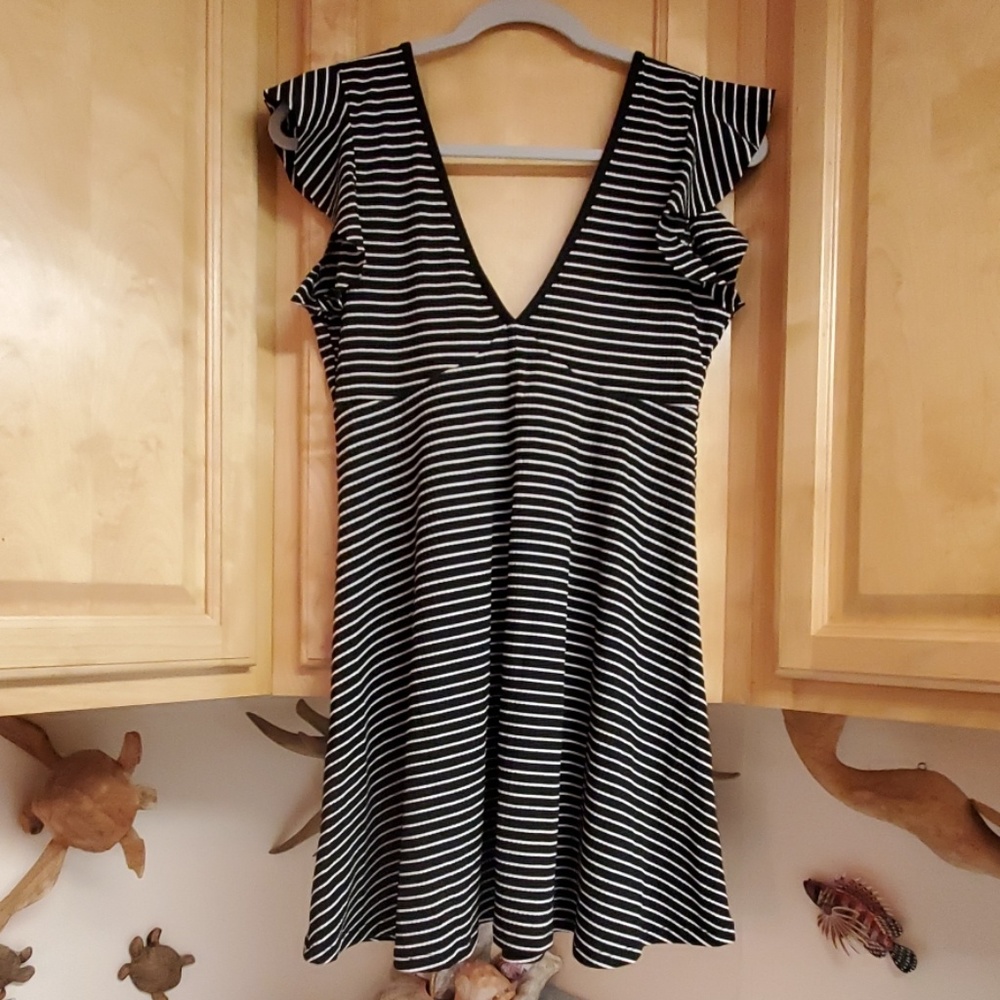 NWT Wild Fable V-Neck Striped Blouse Medium - Picture 2 of 4